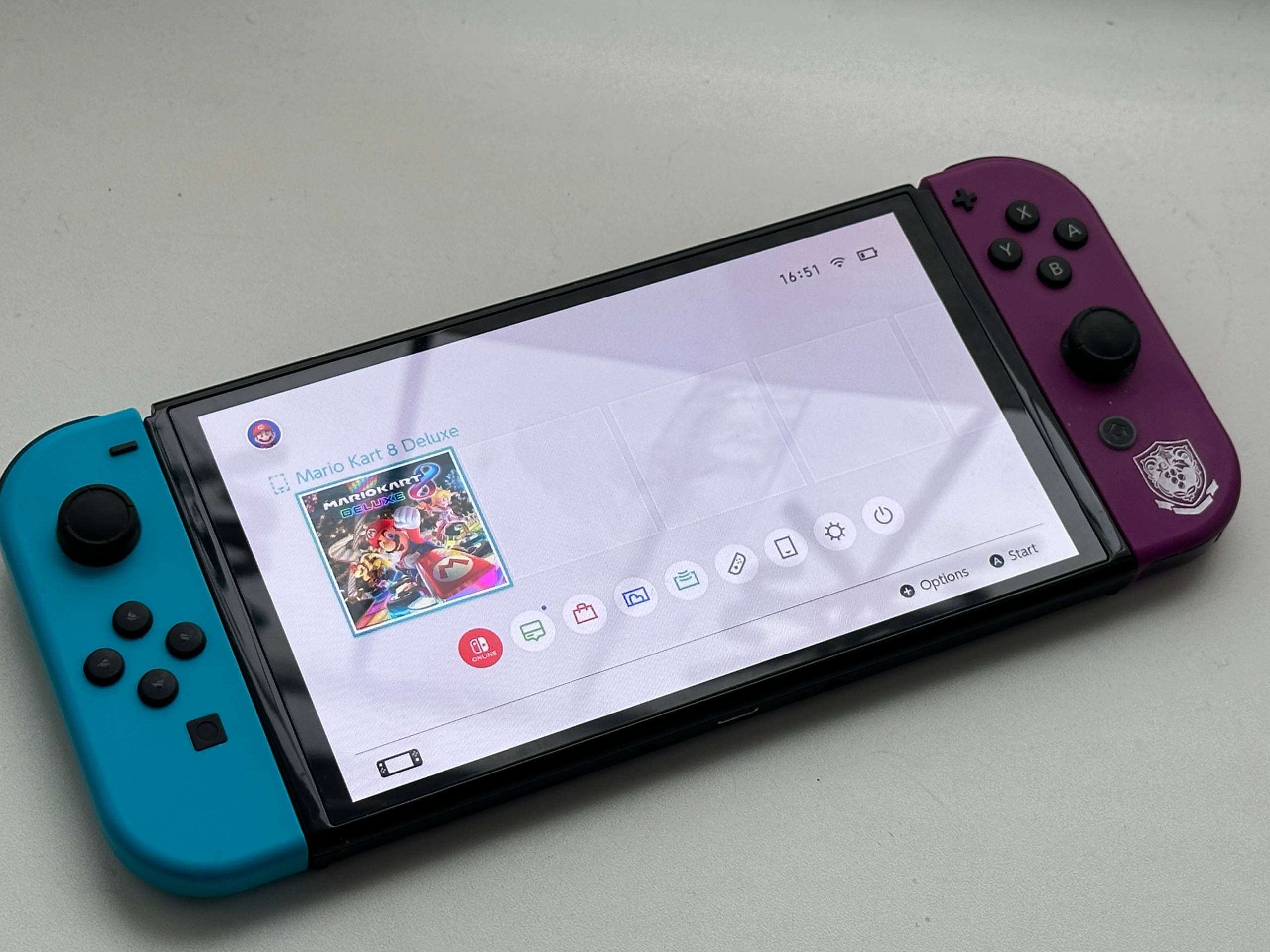 Nintendo Switch OLED у чорному кольорі на світлому фоні