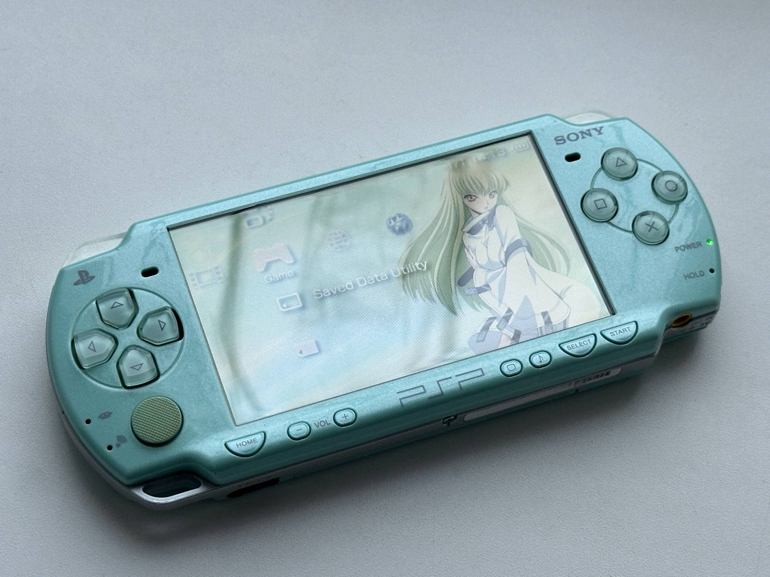 PSP 2000 у м'ятному кольорі на світлому фоні